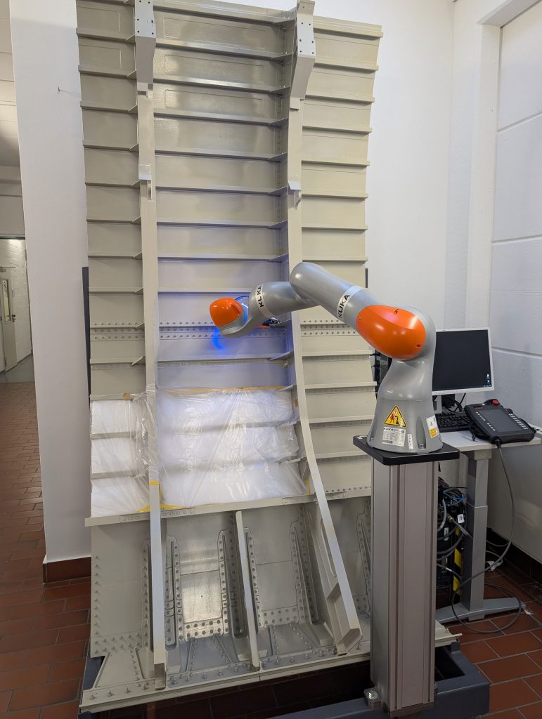 Aufbau_Roboterarm_und_Flugzeugrumpf