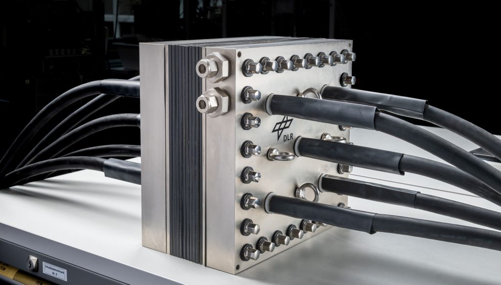 {:de}HYScale 100-Kilowatt-Stack{:}{:en}HYScale 100 kW stack{:}