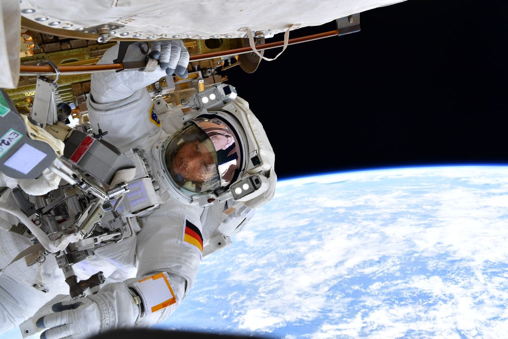 {:de}ESA-Astronauten und internationale Partner{:}{:en}ESA astronauts and international partners{:}